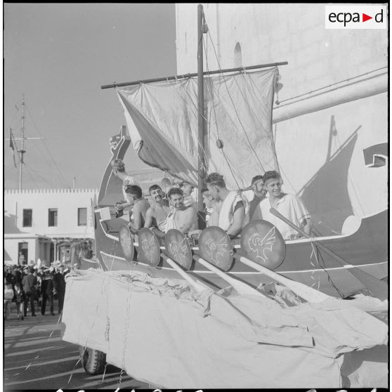 Amirauté d'Alger. Fête de la Sainte-Barbe. Le char "la Trière grecque", par la CPA 5 (commandos parachutistes de l'air n°5).