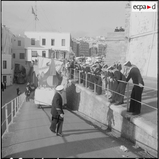 Amirauté d'Alger. Fête de la Sainte-Barbe. Défilé de chars.