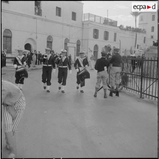 Amirauté d'Alger. Fête de la Sainte-Barbe. Ouverture du défilé par un détachement de marins musiciens.