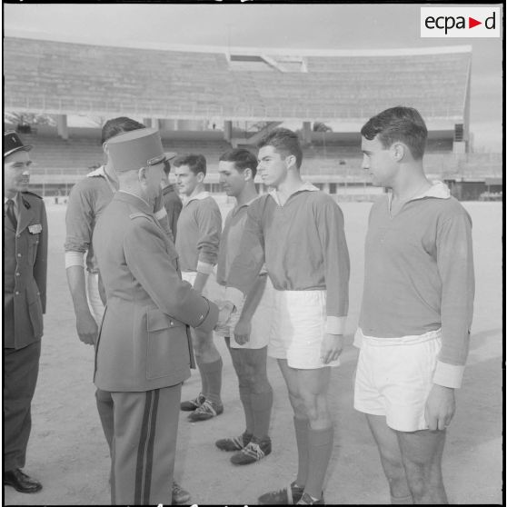 Stade de Saint Eugène. Finale de la coupe Alger-Sahel de football. Le général Moulet salue les joueurs.