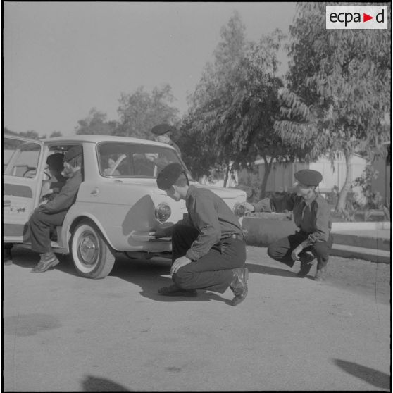 Hussein Dey. Camp du Lido. CFJA (centre de formation de la jeunesse algérienne). La carosserie de la nouvelle automobile Simca 1000.
