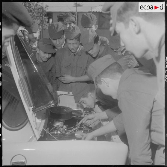 Hussein Dey. Camp du Lido. CFJA (centre de formation de la jeunesse algérienne). La partie mécanique de la nouvelle automobile Simca 1000.