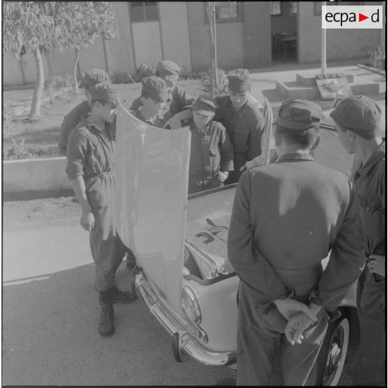 Hussein Dey. Camp du Lido. CFJA (centre de formation de la jeunesse algérienne). Devant le coffre à bagages situé à l'avant de la nouvelle automobile Simca 1000.