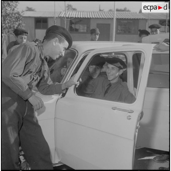 Hussein Dey. Camp du Lido. CFJA (centre de formation de la jeunesse algérienne). La carosserie de la nouvelle automobile Simca 1000.