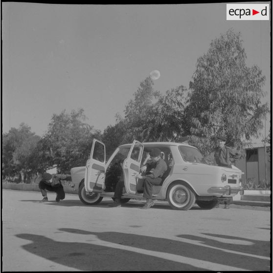 Hussein Dey. Camp du Lido. CFJA (centre de formation de la jeunesse algérienne). La carosserie de la nouvelle automobile Simca 1000.