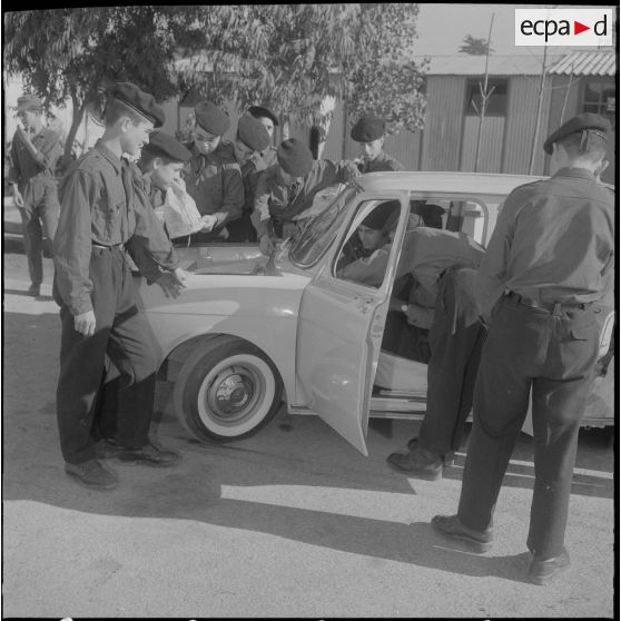 Hussein Dey. Camp du Lido. CFJA (centre de formation de la jeunesse algérienne). L'intérieur de la nouvelle automobile Simca 1000.