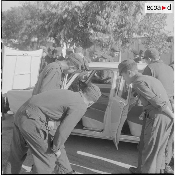 Hussein Dey. Camp du Lido. CFJA (centre de formation de la jeunesse algérienne). L'intérieur de la nouvelle automobile Simca 1000.
