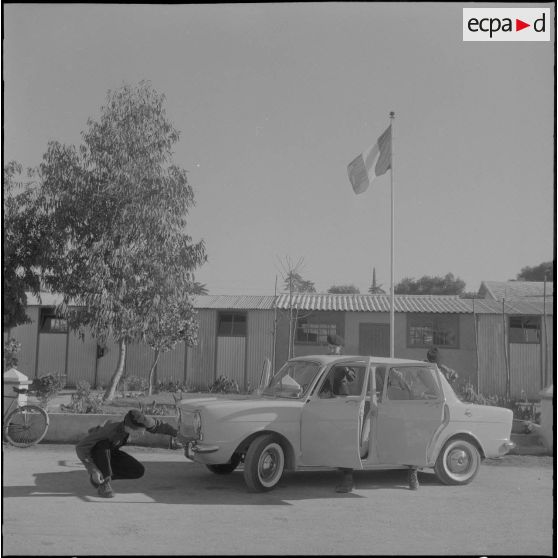 Hussein Dey. Camp du Lido. CFJA (centre de formation de la jeunesse algérienne). La nouvelle automobile Simca 1000.