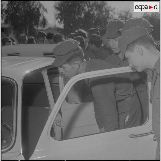 Hussein Dey. Camp du Lido. CFJA (centre de formation de la jeunesse algérienne). L'intérieur de la nouvelle automobile Simca 1000.