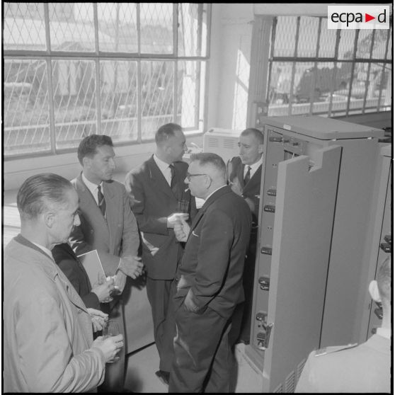 Maison Carrée. Maison de matériel radio Thomson-Houston. Les invités examinent le matériel exposé.