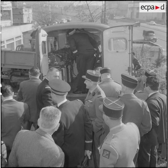 Maison Carrée. Maison de matériel radio Thomson-Houston. Présentation d'un camion-son équipé de matériel radio, émeteur-récepteur longue distance.