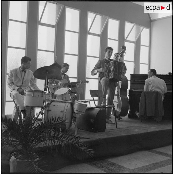 Maison Carrée. Saint Eloi. Banquet à l'Etablissement régional du matériel (ERM). Musiciens.