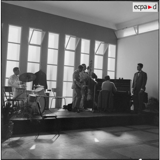 Maison Carrée. Saint Eloi. Banquet à l'Etablissement régional du matériel (ERM). Musiciens.