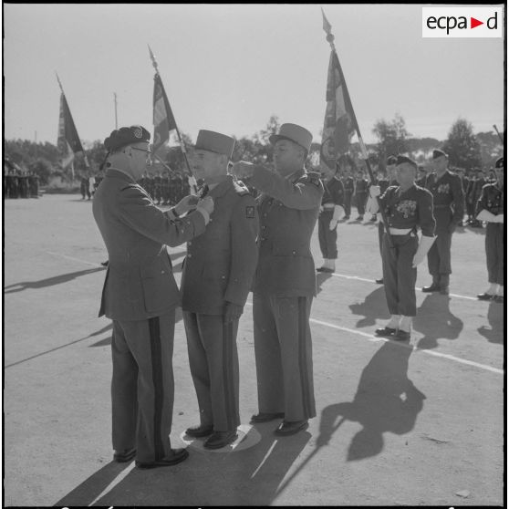 Beni Messous. Prise d'armes au 411e régiment d'artillerie antiaérien (RAA). Le général Ailleret remet une décoration.