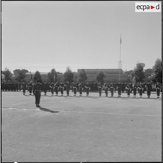 Beni Messous. Prise d'armes au 411e régiment d'artillerie antiaérien (RAA).