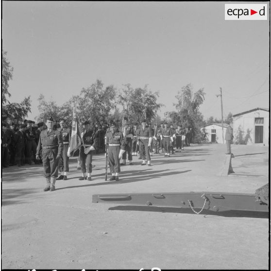 Beni Messous. Prise d'armes au 411e régiment d'artillerie antiaérien (RAA). Le général Ailleret assiste au défilé.