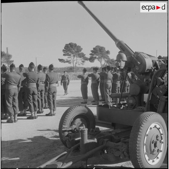 Beni Messous. Prise d'armes au 411e régiment d'artillerie antiaérien (RAA). Revue des troupes.