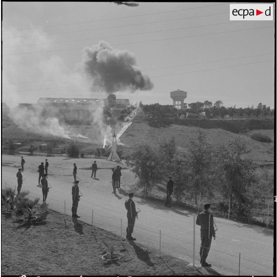 Beni Messous. Prise d'armes au 411e régiment d'artillerie antiaérien (RAA). Spectacle pyrotechnique à partir des armes spéciales (corps d’origine du général Ailleret).