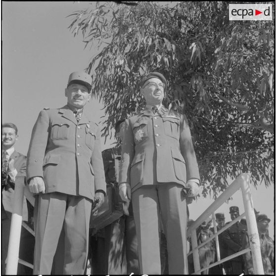 Beni Messous. Prise d'armes au 411e régiment d'artillerie antiaérien (RAA). Le général Ailleret assiste au spectacle pyrotechnique.