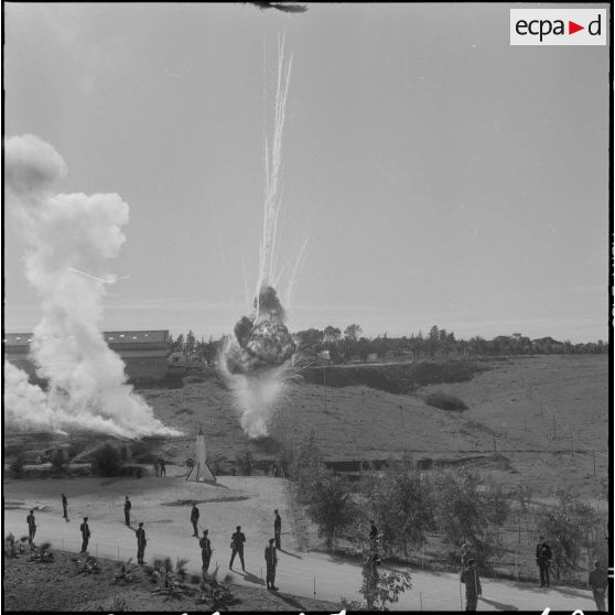 Beni Messous. Prise d'armes au 411e régiment d'artillerie antiaérien (RAA). Spectacle pyrotechnique à partir des armes spéciales (corps d’origine du général Ailleret).