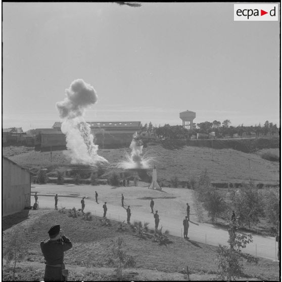 Beni Messous. Prise d'armes au 411e régiment d'artillerie antiaérien (RAA). Spectacle pyrotechnique à partir des armes spéciales (corps d’origine du général Ailleret).