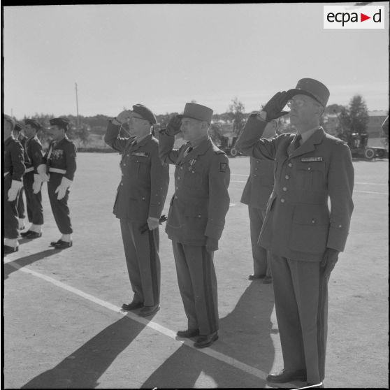 Beni Messous. Prise d'armes au 411e régiment d'artillerie antiaérien (RAA). Les généraux  Ailleret, Paruit et Faure.