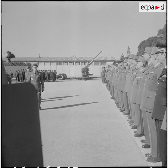 Beni Messous. Prise d'armes au 411e régiment d'artillerie antiaérien (RAA). Le général Ailleret passe les troupes en revue.