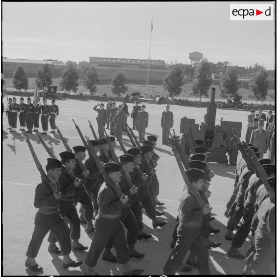 Beni Messous. Prise d'armes au 411e régiment d'artillerie antiaérien (RAA). Défilé.