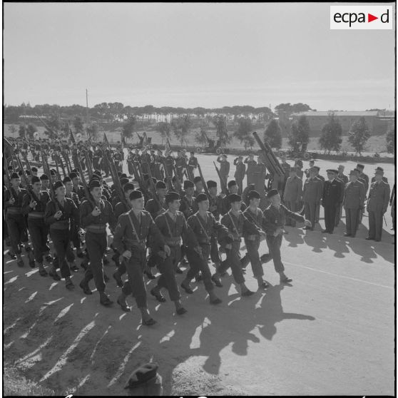Beni Messous. Prise d'armes au 411e régiment d'artillerie antiaérien (RAA). Défilé.