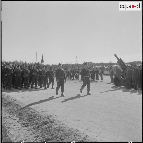 Beni Messous. Prise d'armes au 411e régiment d'artillerie antiaérien (RAA). Défilé.
