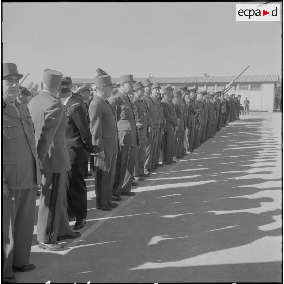 Beni Messous. Prise d'armes au 411e régiment d'artillerie antiaérien (RAA). Les autorités.