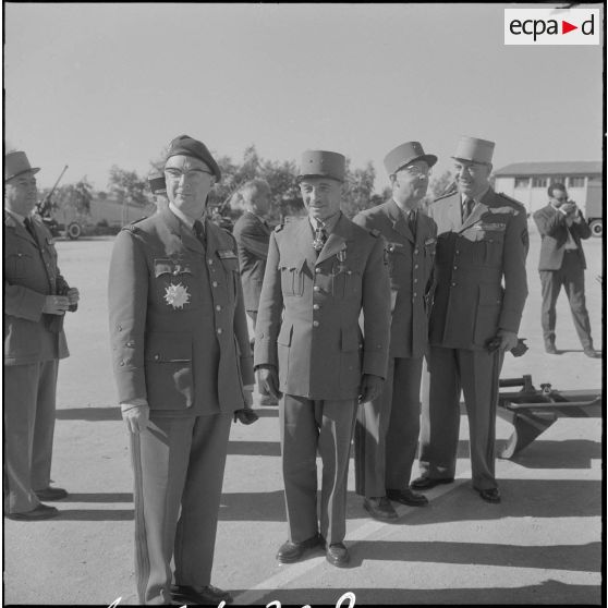 Beni Messous. Prise d'armes au 411e régiment d'artillerie antiaérien (RAA). Les généraux  Ailleret, Paruit et Faure.