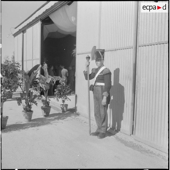 Beni Messous. Prise d'armes au 411e régiment d'artillerie antiaérien (RAA). Cocktail.