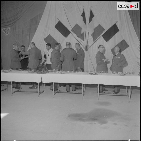 Beni Messous. Prise d'armes au 411e régiment d'artillerie antiaérien (RAA). Cocktail.