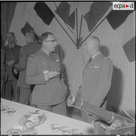 Beni Messous. Prise d'armes au 411e régiment d'artillerie antiaérien (RAA). Cocktail.