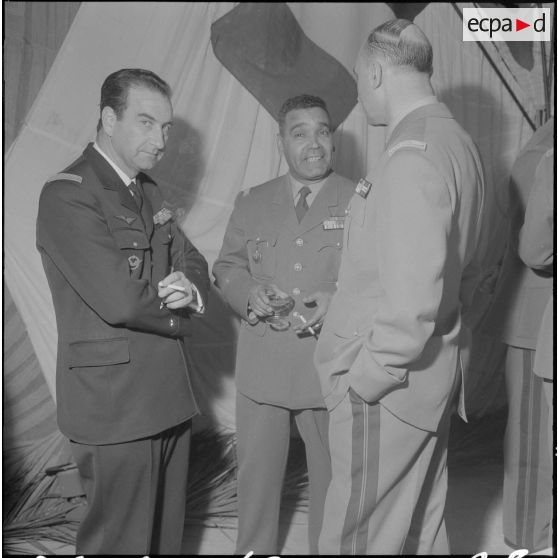 Beni Messous. Prise d'armes au 411e régiment d'artillerie antiaérien (RAA). Cocktail.