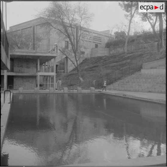 Orléansville. Centre éducatif Albert Camus. Piscine avec théâtre en plein air.