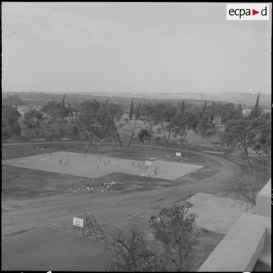 Orléansville. Centre éducatif Albert Camus. Terrains de sport et élèves.