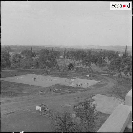 Orléansville. Centre éducatif Albert Camus. Terrains de sport et élèves.