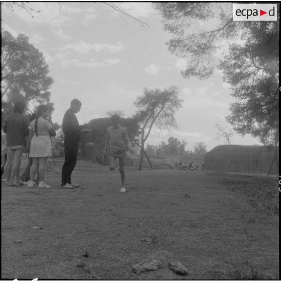 Orléansville. Centre éducatif Albert Camus. Education physique des élèves des différentes écoles.