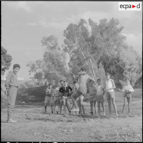 Orléansville. Centre éducatif Albert Camus. Education physique des élèves des différentes écoles.
