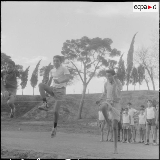 Orléansville. Centre éducatif Albert Camus. Education physique des élèves des différentes écoles.
