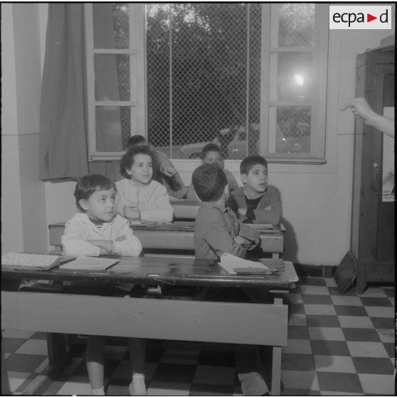 Alger. Ecole de jeunes sourds. Différents cours.