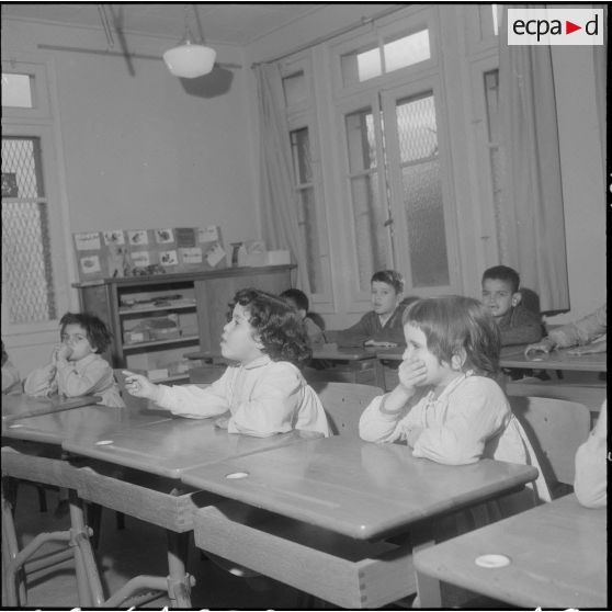 Alger. Ecole de jeunes sourds. Différents cours.