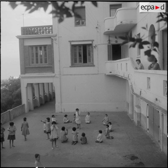 Alger. Ecole de jeunes sourds. Cour de récréation.