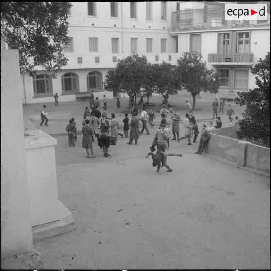 Alger. Ecole de jeunes sourds. Cour de récréation.