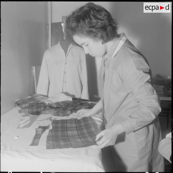 Alger. Ecole de jeunes sourds. Cours de couture.