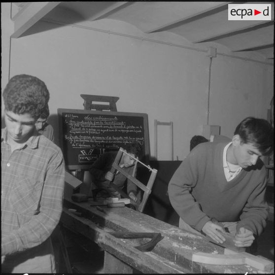 Alger. Ecole de jeunes sourds. Atelier bois.