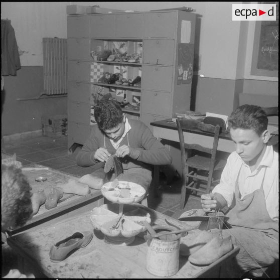 Alger. Ecole de jeunes sourds. Atelier de cordonnerie.