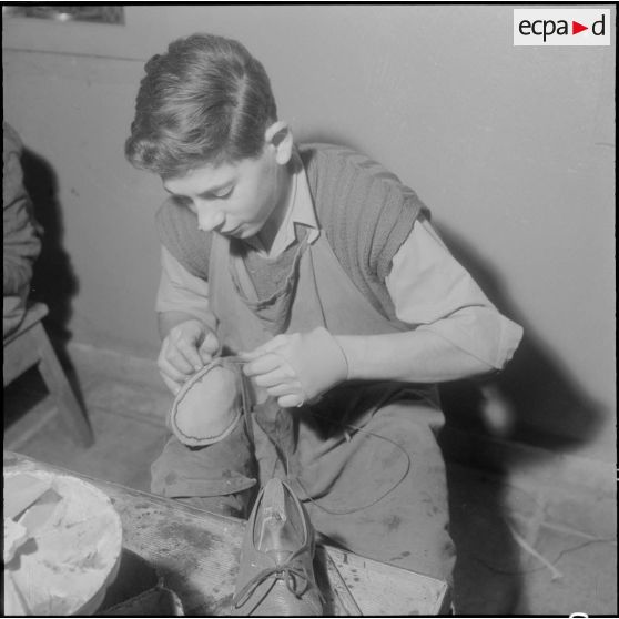 Alger. Ecole de jeunes sourds. Atelier de cordonnerie.